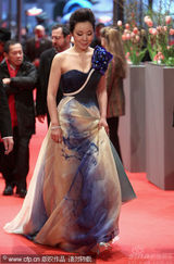 幻灯：《三枪》首映成张艺谋粉丝主场 闫妮风情十足