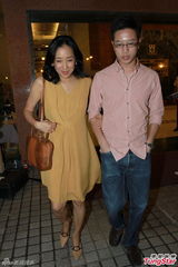 组图：朱玲玲医院二探郭晶晶 橘黄裙难掩笑颜