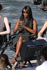 组图：娜奥米被曝遭罗紫琳抢男友 灿笑懒理绯闻