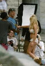 幻灯图：林赛-罗韩轻薄内衣出镜 秀发乱飞似原始人