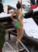 组图：布鲁克绿色比基尼兜巨乳 性感享日光浴