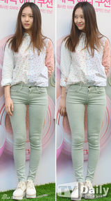 组图：f(x)出席活动 Krystal小清新Sulli甜美