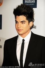 组图：布兰妮性感秀乳沟 金-卡黛珊豪乳抢镜