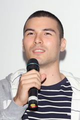 组图：张孝全凤小岳为戏削发 桂纶镁缺席宣传