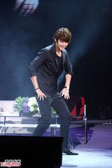 组图：韩星申彗星台湾大秀“骑马舞”