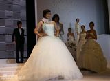 幻灯组图：赵子琪首次挑战T台 着顶级婚纱走秀