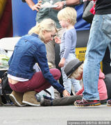 组图：娜奥米-沃茨逛集市卖菜 不慎露股沟抢镜