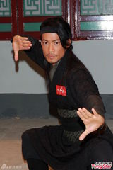 组图：马国明为宣传无惧绯闻 李诗韵秀一字马