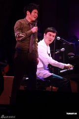 组图：曹格个唱力证与侧田兄弟情 刘德华低调助阵