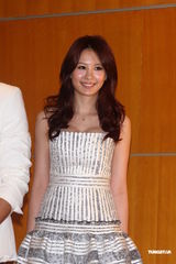 组图：天心黑色深V礼服性感出席记者会