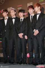 高清图：GD条纹装出席mama记者会 EXO正装帅气