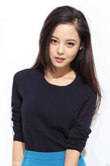 组图：辛芷蕾演绎极简时尚 温柔不失干练