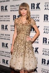 组图：泰勒-斯威夫特着金色花纹长裙高雅亮相