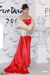 组图：薛芷伦罗霖盛装出席香港皮草设计赛