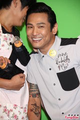 组图：杜德伟《爱她没得救》MV拍摄众星助阵