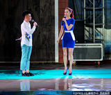 组图：范玮琪性感亮相西安 与海豚亲密互动