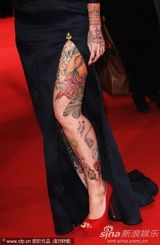 组图：莱克西-海尔头戴红花性感亮相秀纹身