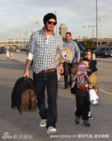 幻灯图集：贝克汉姆携三子回国度假 克鲁兹扮小猴