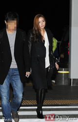 组图：韩星韩彩英为参加2012MAMA颁奖礼赴香港