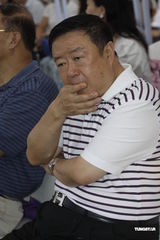 组图：陆川冒雨签约 尤小刚童心未泯无聊咬手