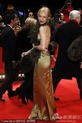 组图：茱莉亚-迭泽秀美背台上开心不已