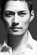 组图：严宽黑白光影写真 尽显坚毅沉静