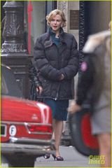 组图：妮可巴黎赶拍新片 桃红礼帽散发高贵魅力