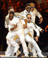 组图：黑眼豆豆激情献唱“超级碗” 热舞high翻全场