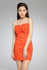 组图：温心橙色系短裙清晰气质 香肩外露小秀性感