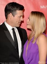 组图：黎安-莱姆丝深V身材火辣 搂帅气男伴大笑