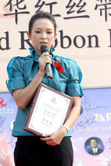 幻灯图：章子怡田亮不惧高温 与艾滋病童亲密不设防 