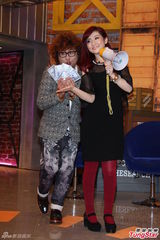 组图：纳豆捐车加码伴游 Selina批好烂