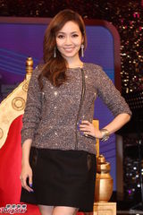 组图：侯佩岑再开新节目甜美亮相优雅十足