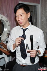 组图：张家辉难忘昔日受训点滴 行军礼显帅气