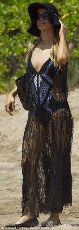 组图：希尔顿与男友海滩漫步 穿渔网装胸部外扩