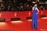 组图：艾琳-特泽尔蓝色礼服亮相 气质优雅