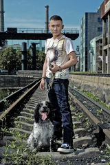 组图：聂远携爱犬登杂志封面 时尚健康形象备受亲睐