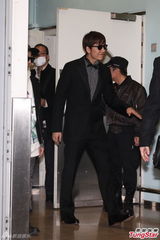 组图：日本组合w-inds.抵港 橘庆太亲和打招呼