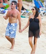 组图：毒舌评委西蒙半裸漫步 怀孕女友肚大如箩