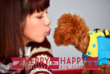 组图：陈怡携爱犬拍摄写真 与萌宠玩亲亲