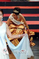 组图：刘静媛当选韩国环球小姐 戴桂冠心情激动