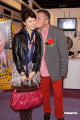 幻灯图集：万梓良加盟《岁月骄阳》 吻太太秀恩爱