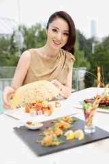 组图：董璇拍摄杂志封面 享受美食画面美不胜收