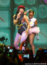 组图：麻辣鸡个唱粉丝强行上台 与保镖激烈扭打