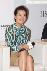 组图：赵薇OL范儿大显知性 紧夹双腿严防走光