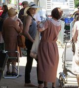 组图：朱莉戴草帽现身片场 亲切见粉丝笑容可掬