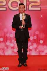 组图：黄智雯和梁烈唯获飞跃艺人奖亲吻奖杯