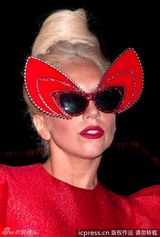 组图：Gaga《名利场》大片再蹬“恨天高”尴尬摔倒 