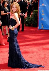 高清图：艾美奖红毯 杰斯-琳吉斯深蓝露肩礼服