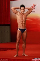 高清图：2012亚洲先生首次面试 泳裤示人奇招尽出